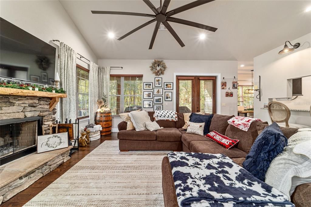 En Venta: $825,000 (3 camas, 2 baños, 1924 Pies cuadrados)