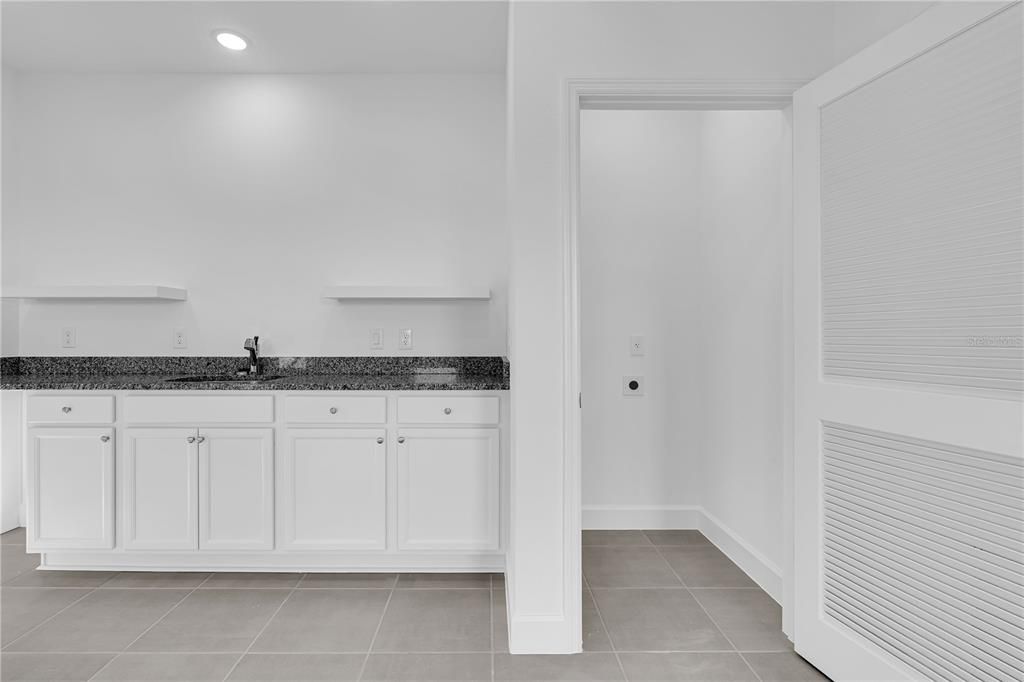 出租: $3,500 (5 贝兹, 3 浴室, 2200 平方英尺)