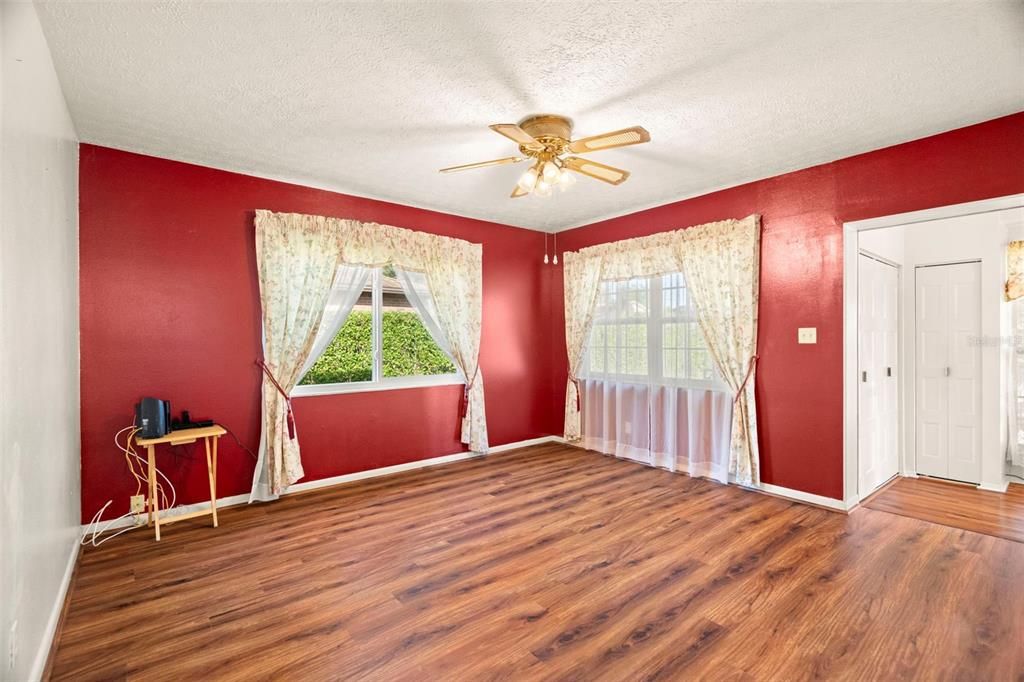 На продажу: $299,900 (3 спален, 1 ванн, 1424 Квадратных фут)