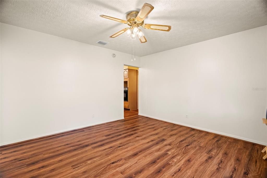 На продажу: $299,900 (3 спален, 1 ванн, 1424 Квадратных фут)