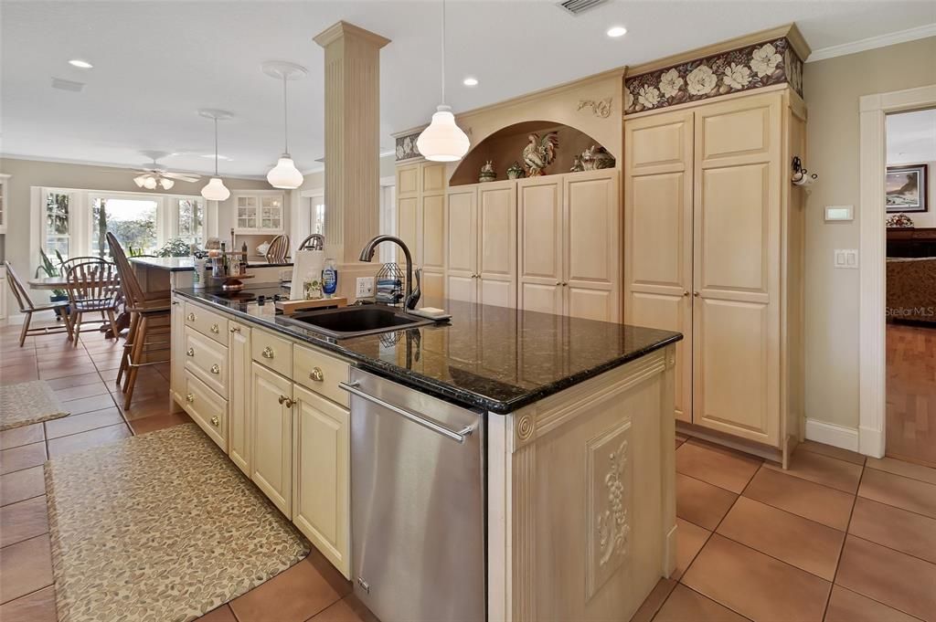 На продажу: $1,450,000 (6 спален, 6 ванн, 5587 Квадратных фут)