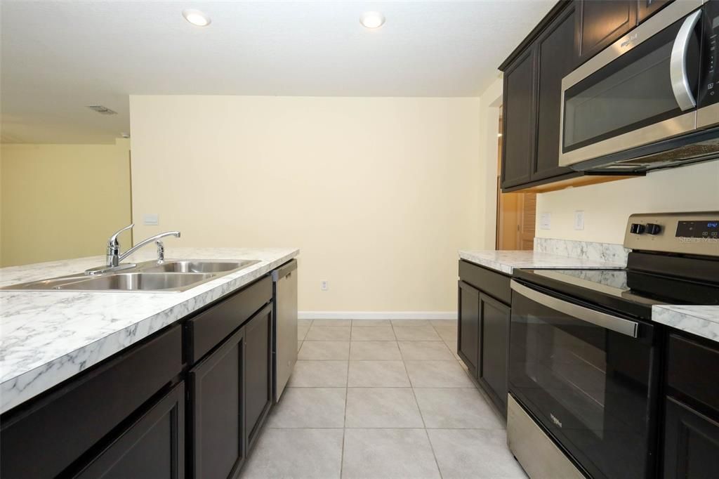 En Venta: $385,000 (4 camas, 2 baños, 1918 Pies cuadrados)