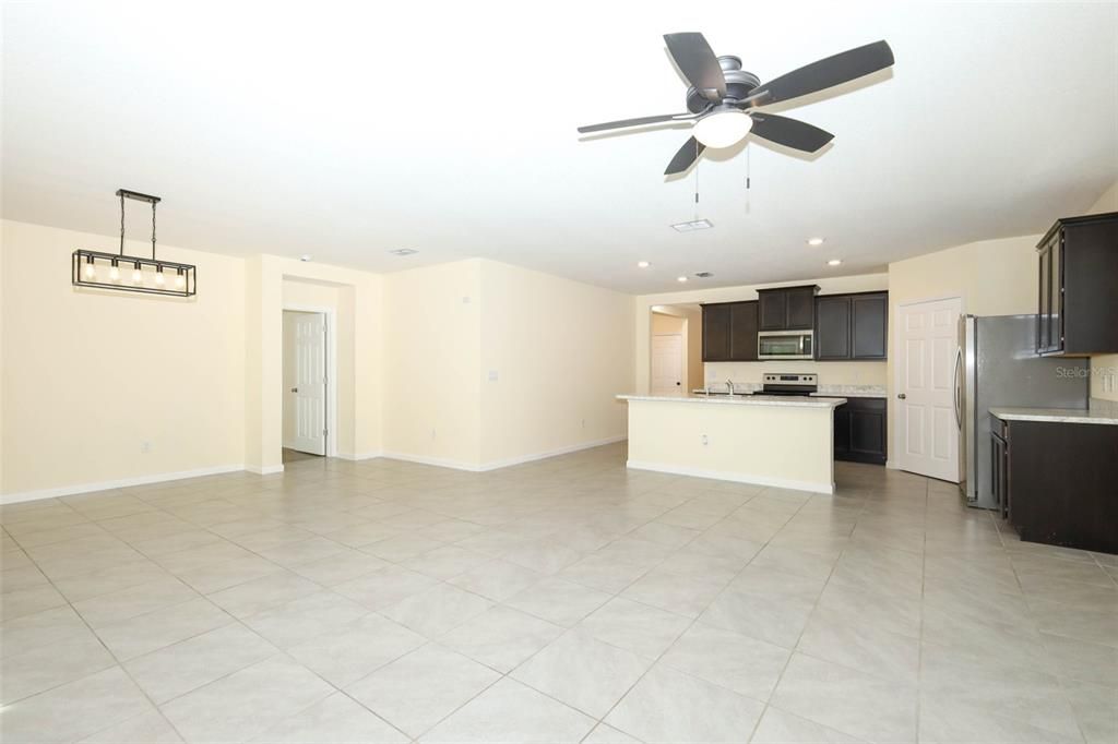 En Venta: $385,000 (4 camas, 2 baños, 1918 Pies cuadrados)