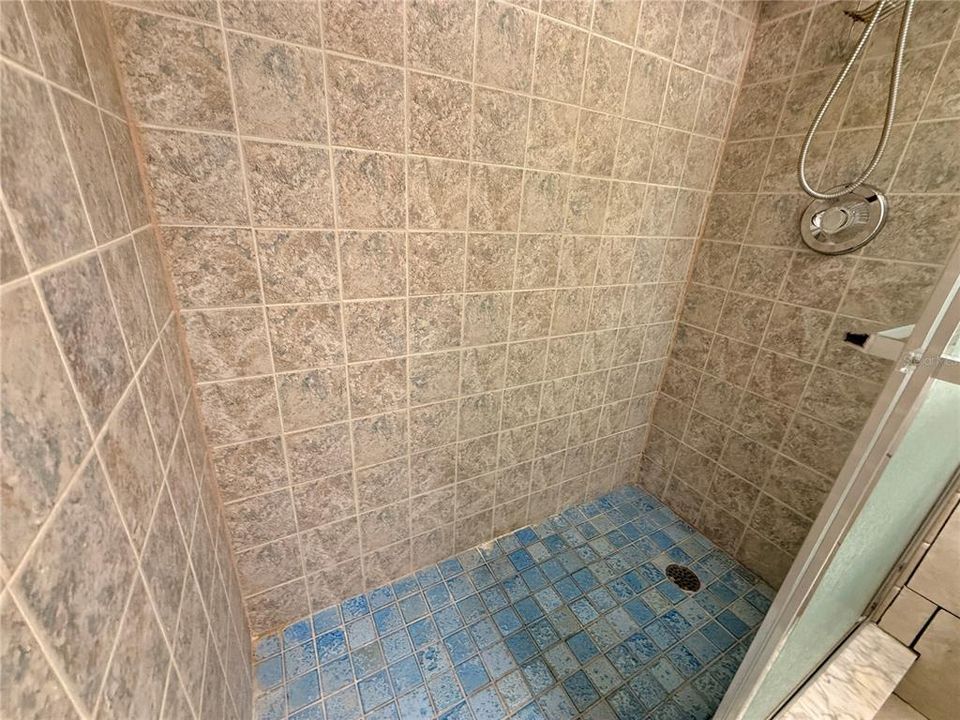 For Sale: $95,000 (1 beds, 1 baths, 779 Square Feet)