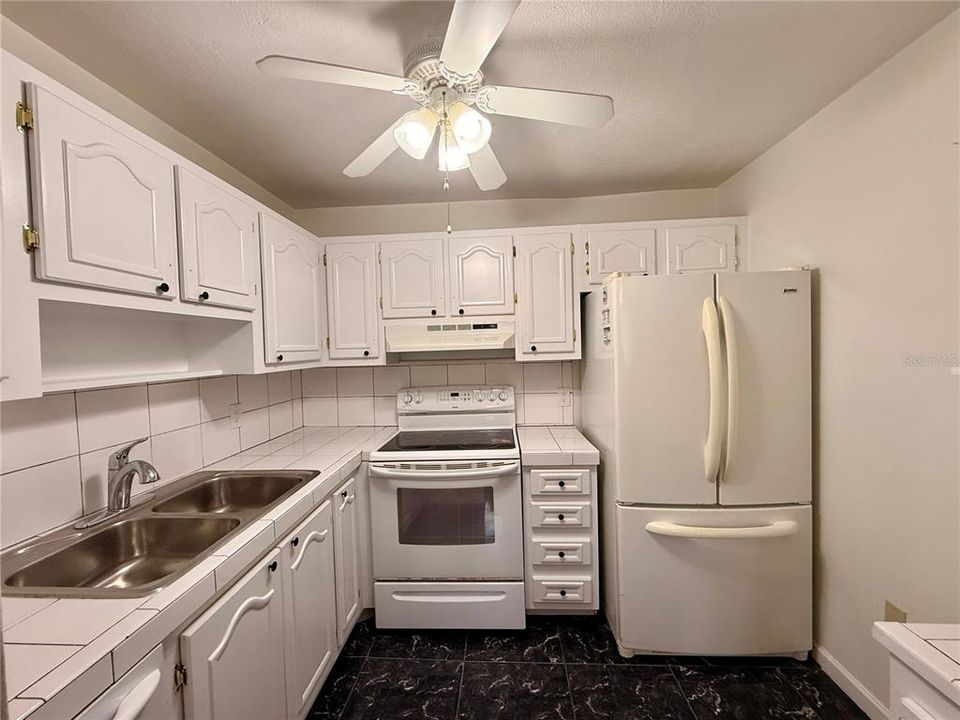 For Sale: $95,000 (1 beds, 1 baths, 779 Square Feet)