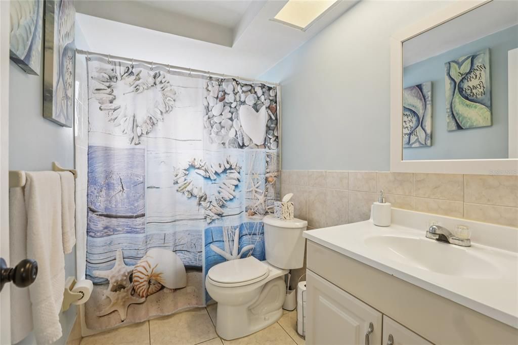 На продажу: $210,000 (2 спален, 1 ванн, 990 Квадратных фут)