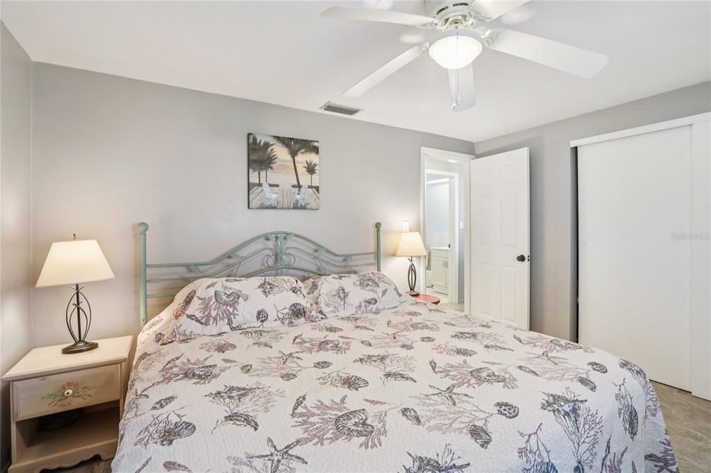 На продажу: $210,000 (2 спален, 1 ванн, 990 Квадратных фут)