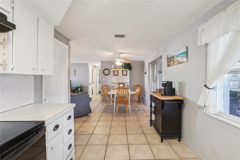 На продажу: $210,000 (2 спален, 1 ванн, 990 Квадратных фут)