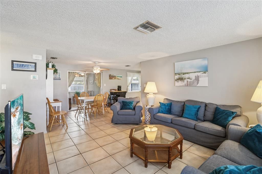 На продажу: $210,000 (2 спален, 1 ванн, 990 Квадратных фут)