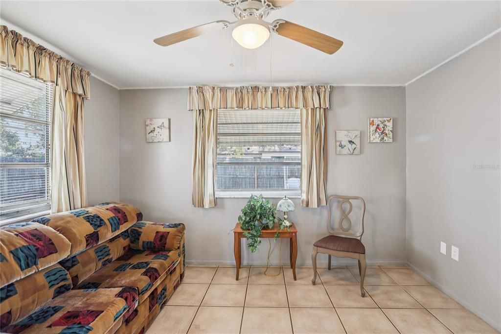 На продажу: $210,000 (2 спален, 1 ванн, 990 Квадратных фут)