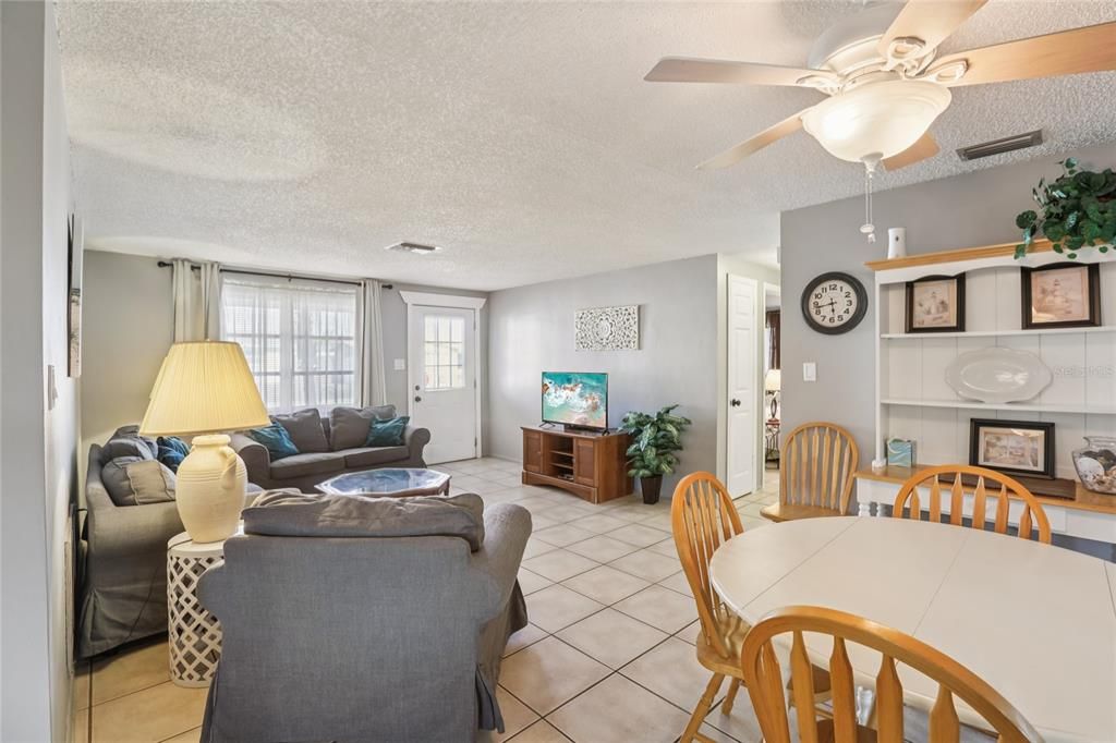 На продажу: $210,000 (2 спален, 1 ванн, 990 Квадратных фут)