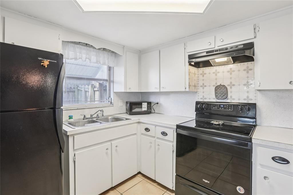 На продажу: $210,000 (2 спален, 1 ванн, 990 Квадратных фут)