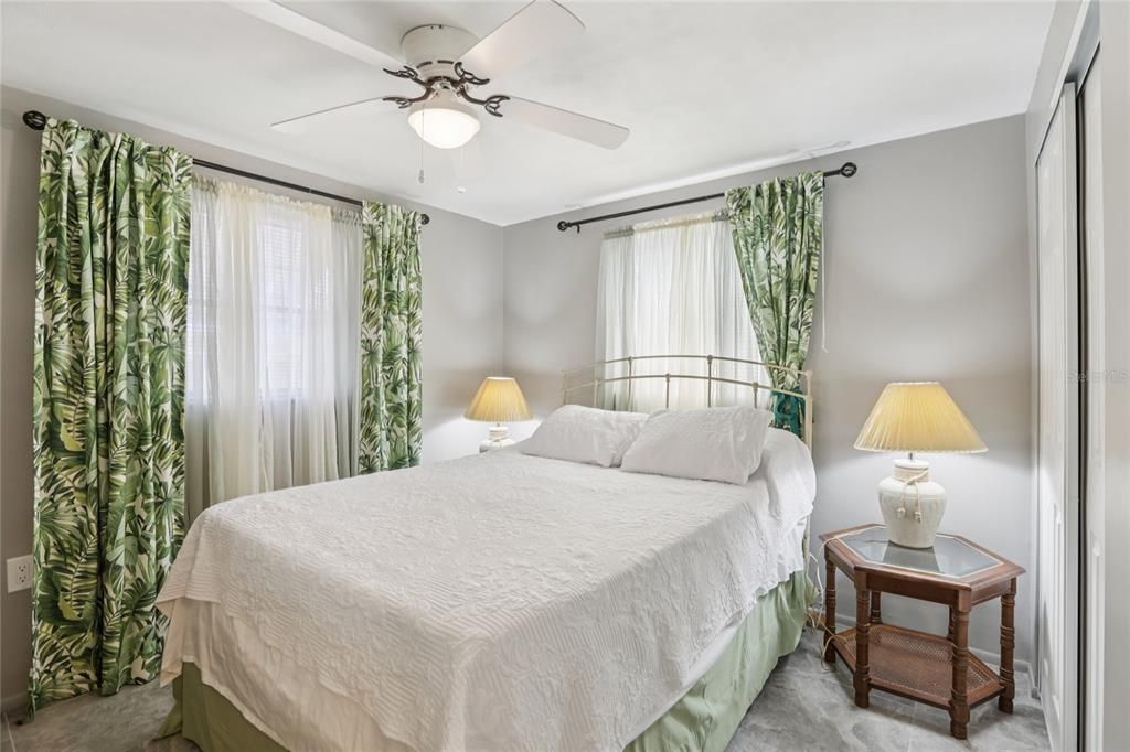 На продажу: $210,000 (2 спален, 1 ванн, 990 Квадратных фут)