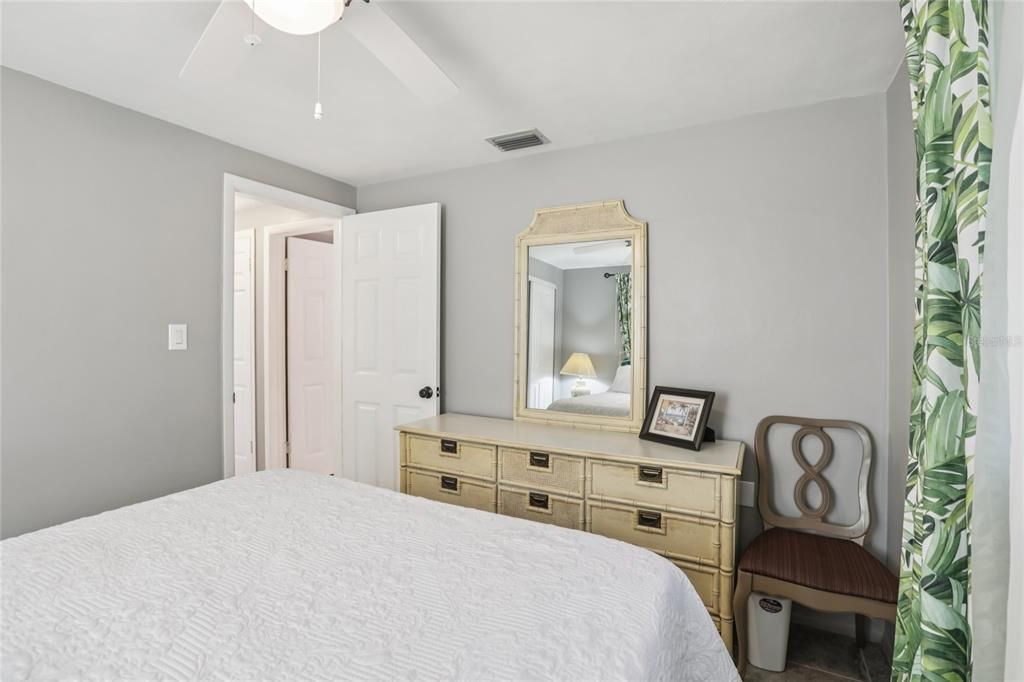 На продажу: $210,000 (2 спален, 1 ванн, 990 Квадратных фут)