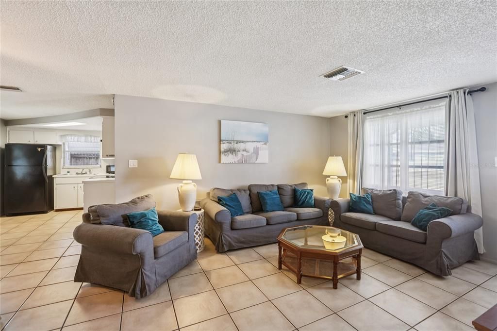 На продажу: $210,000 (2 спален, 1 ванн, 990 Квадратных фут)