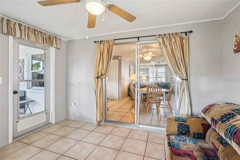 На продажу: $210,000 (2 спален, 1 ванн, 990 Квадратных фут)