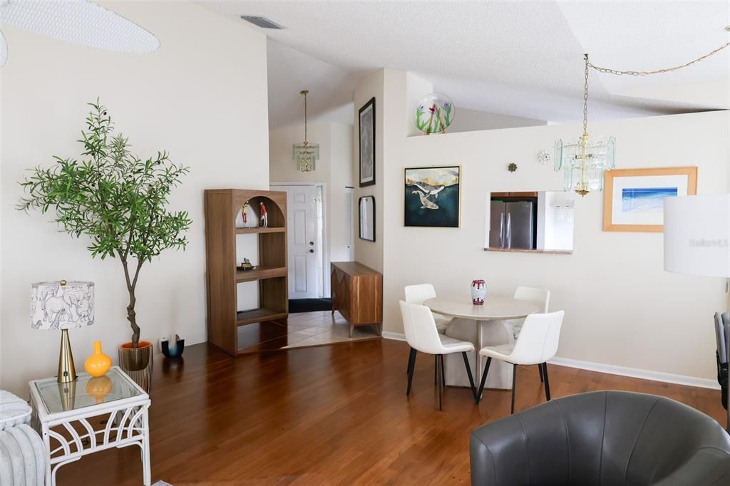 出租: $2,100 (2 贝兹, 2 浴室, 1193 平方英尺)