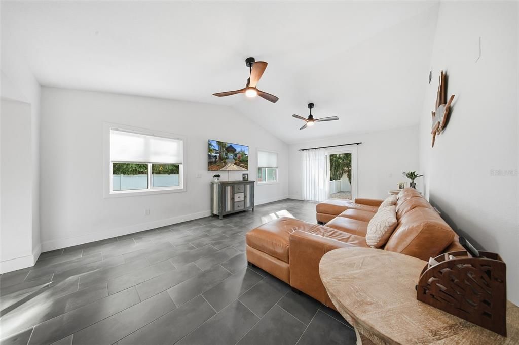 待售: $1,200,000 (4 贝兹, 2 浴室, 1950 平方英尺)