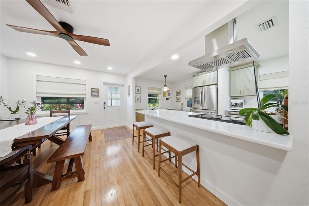 待售: $1,200,000 (4 贝兹, 2 浴室, 1950 平方英尺)