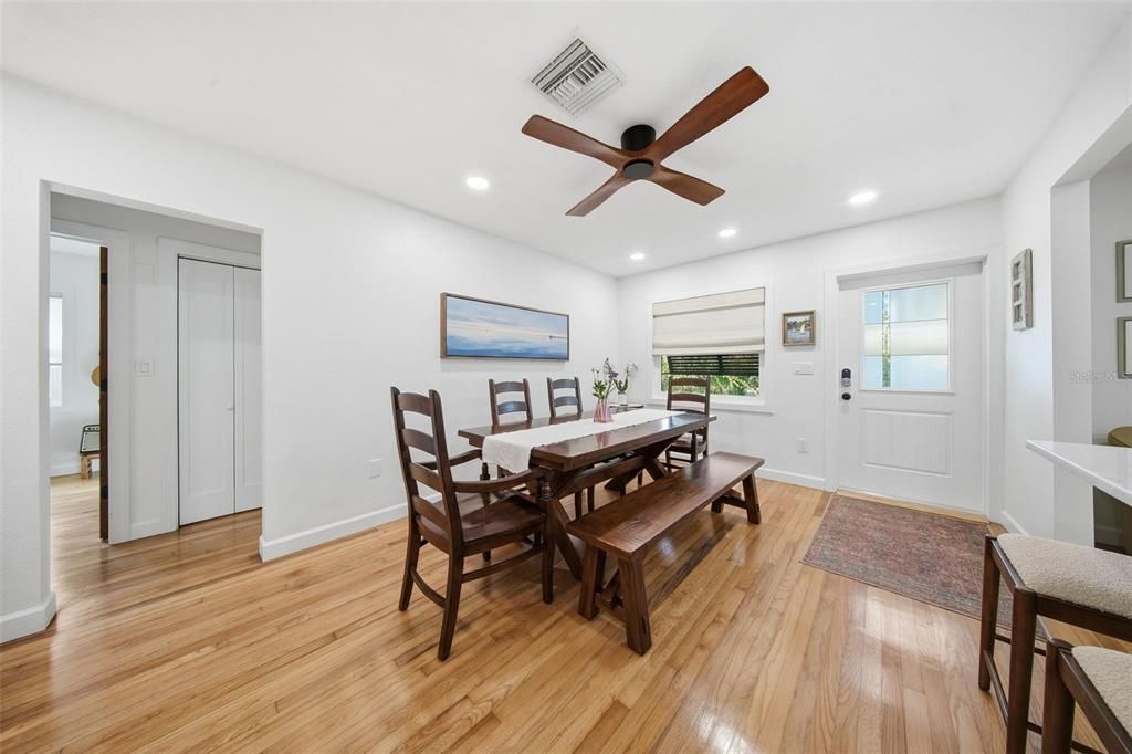 待售: $1,200,000 (4 贝兹, 2 浴室, 1950 平方英尺)