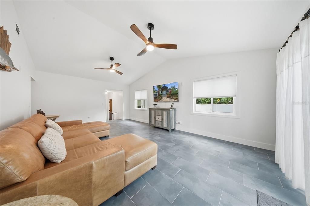 待售: $1,200,000 (4 贝兹, 2 浴室, 1950 平方英尺)