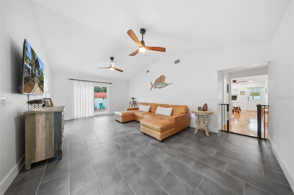 待售: $1,200,000 (4 贝兹, 2 浴室, 1950 平方英尺)