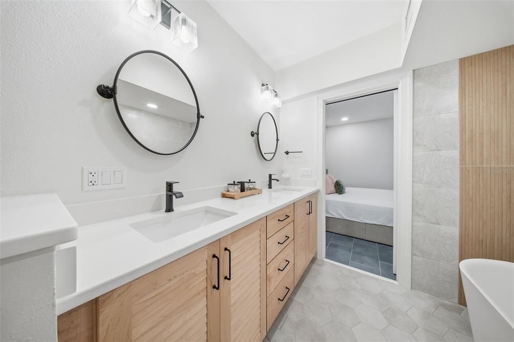 待售: $1,200,000 (4 贝兹, 2 浴室, 1950 平方英尺)