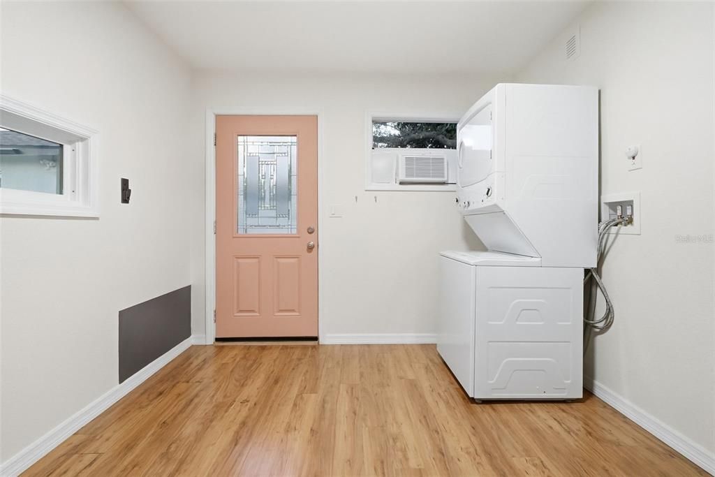 待售: $1,200,000 (4 贝兹, 2 浴室, 1950 平方英尺)