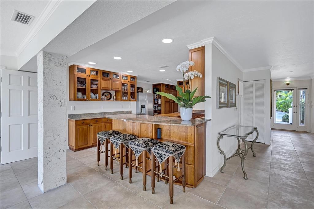 合同活跃: $1,595,000 (3 贝兹, 2 浴室, 2347 平方英尺)