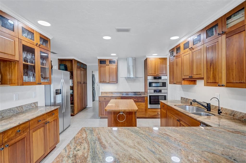 合同活跃: $1,595,000 (3 贝兹, 2 浴室, 2347 平方英尺)