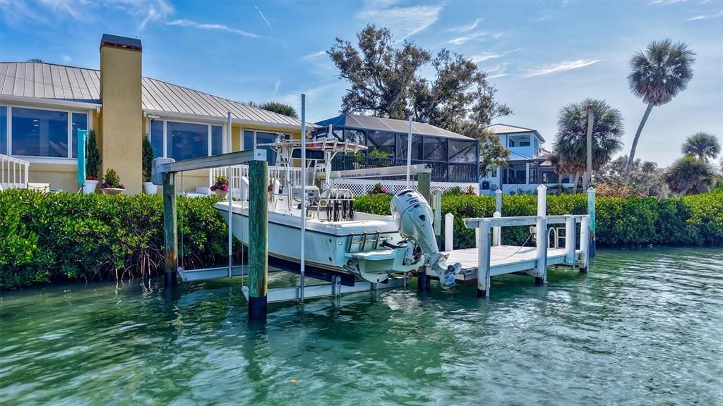 合同活跃: $1,595,000 (3 贝兹, 2 浴室, 2347 平方英尺)