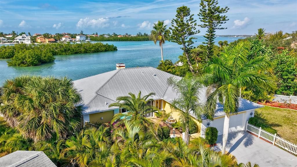 合同活跃: $1,595,000 (3 贝兹, 2 浴室, 2347 平方英尺)