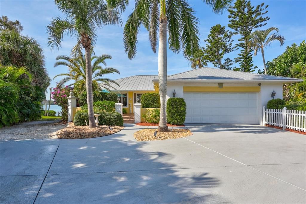 合同活跃: $1,595,000 (3 贝兹, 2 浴室, 2347 平方英尺)