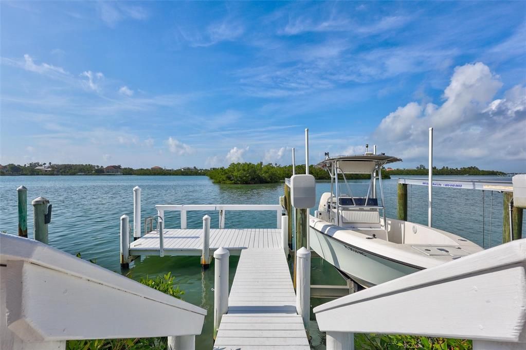 合同活跃: $1,595,000 (3 贝兹, 2 浴室, 2347 平方英尺)