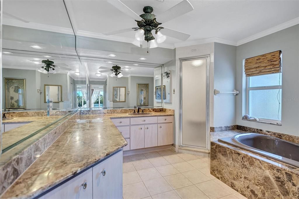 合同活跃: $1,595,000 (3 贝兹, 2 浴室, 2347 平方英尺)