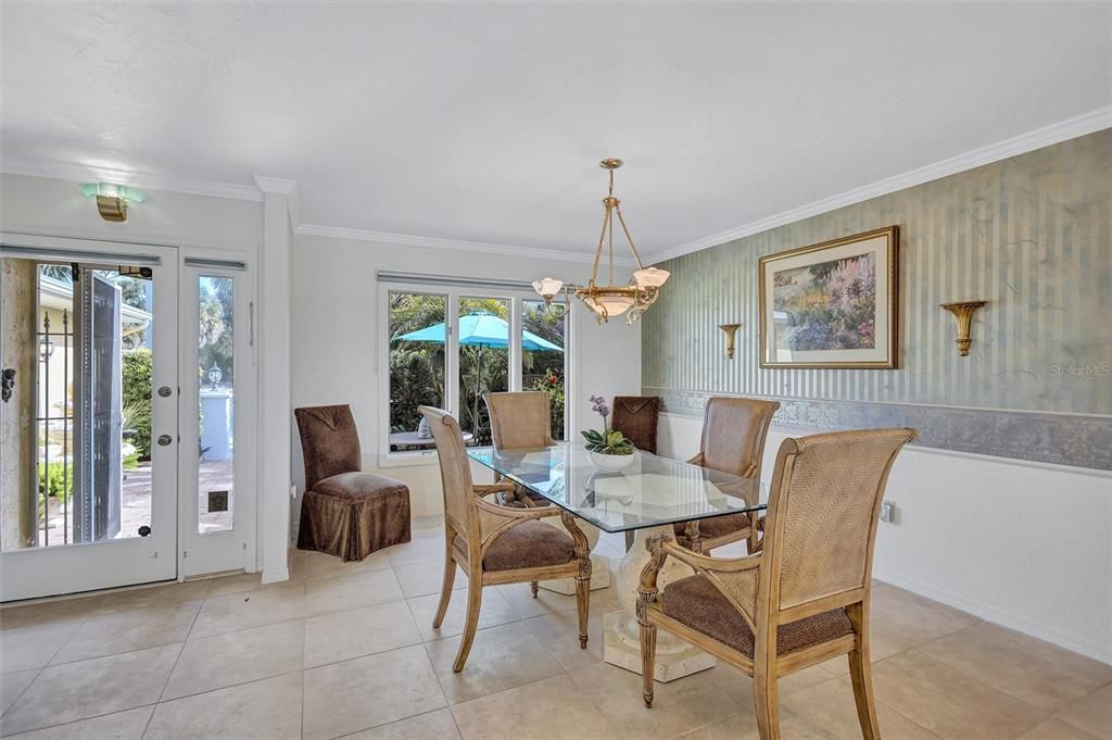 合同活跃: $1,595,000 (3 贝兹, 2 浴室, 2347 平方英尺)