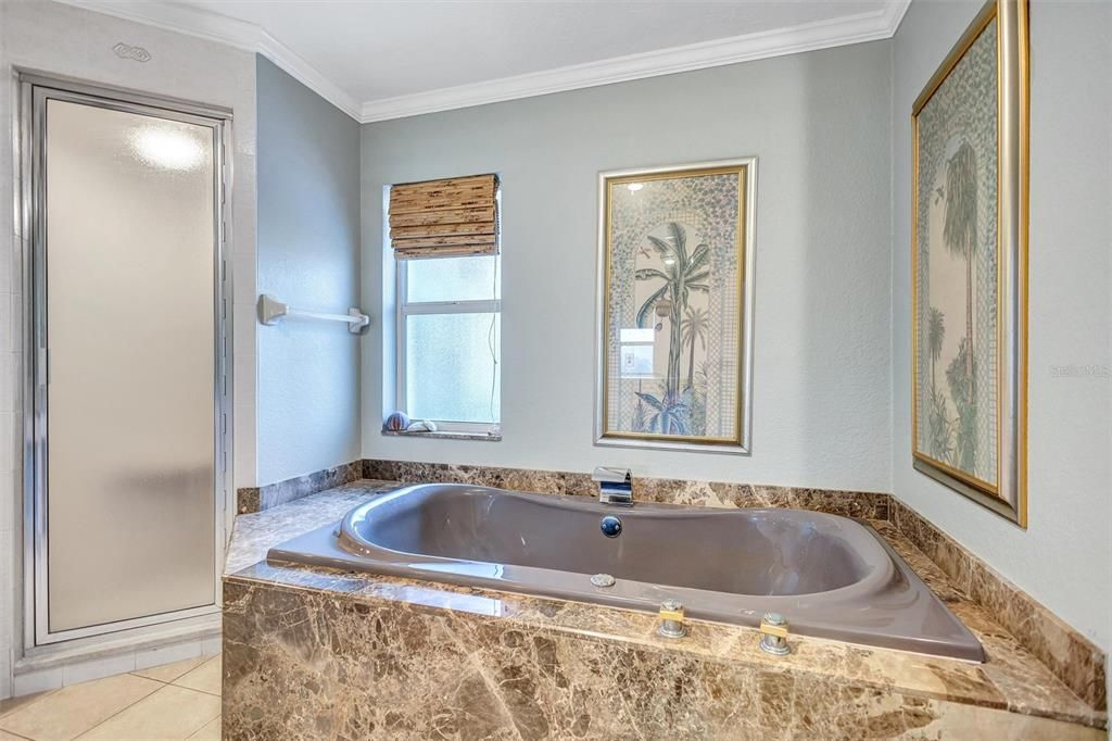 合同活跃: $1,595,000 (3 贝兹, 2 浴室, 2347 平方英尺)