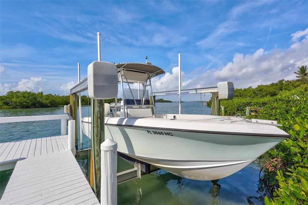 合同活跃: $1,595,000 (3 贝兹, 2 浴室, 2347 平方英尺)