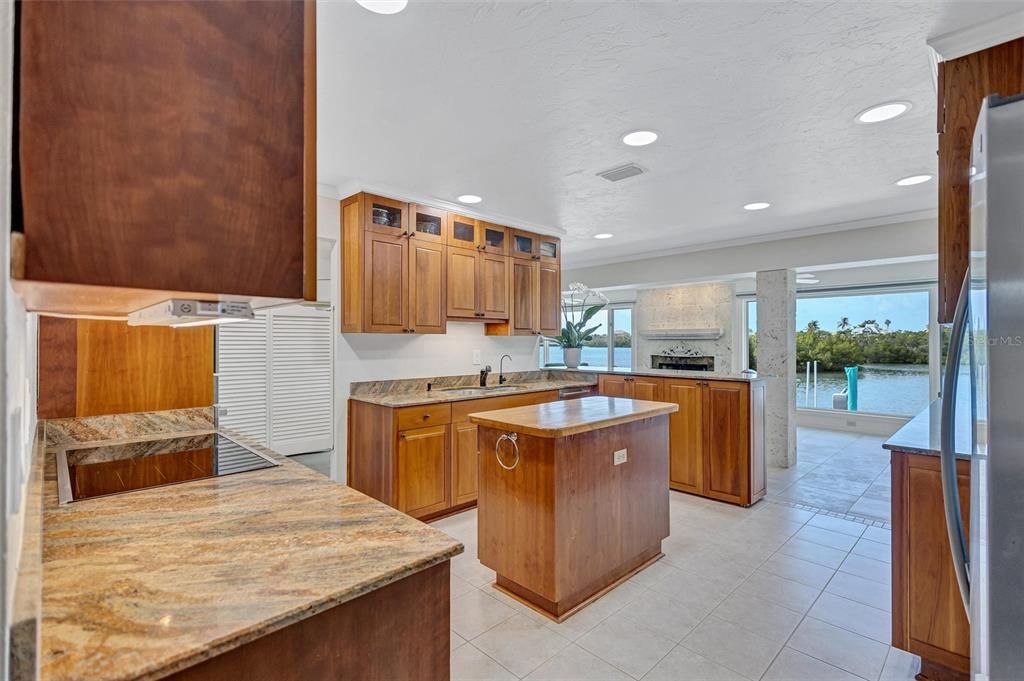 合同活跃: $1,595,000 (3 贝兹, 2 浴室, 2347 平方英尺)