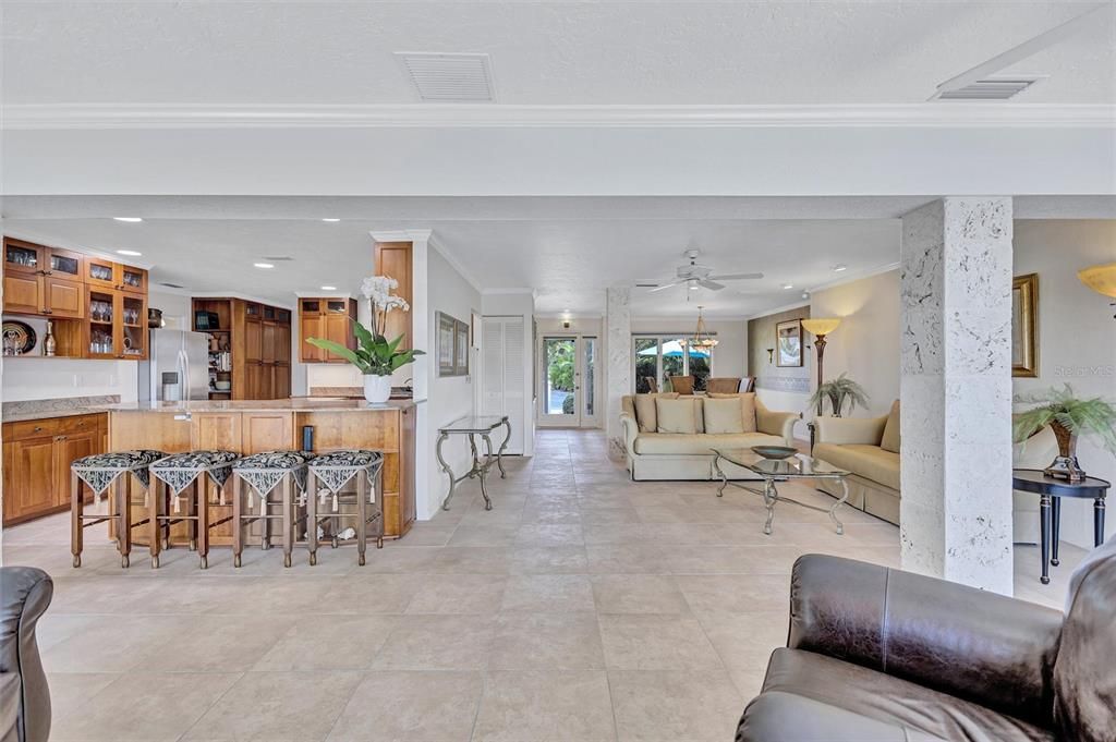 合同活跃: $1,595,000 (3 贝兹, 2 浴室, 2347 平方英尺)