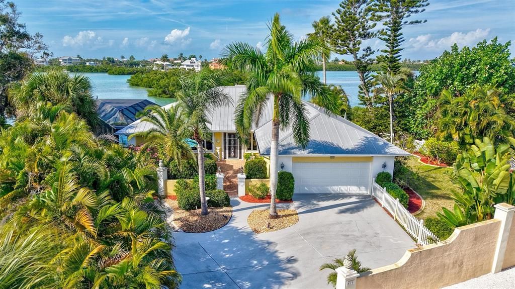 合同活跃: $1,595,000 (3 贝兹, 2 浴室, 2347 平方英尺)