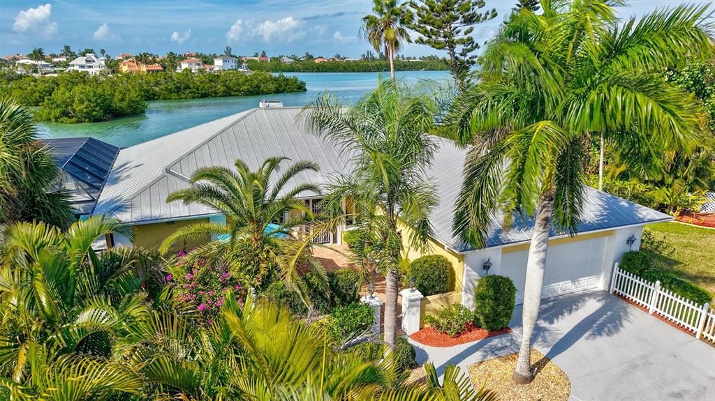 合同活跃: $1,595,000 (3 贝兹, 2 浴室, 2347 平方英尺)