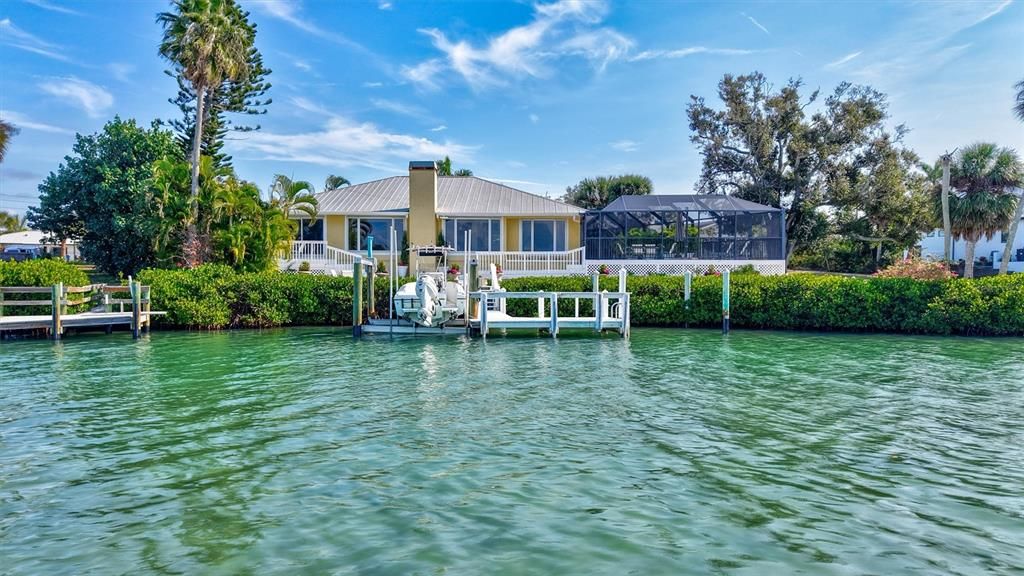 合同活跃: $1,595,000 (3 贝兹, 2 浴室, 2347 平方英尺)