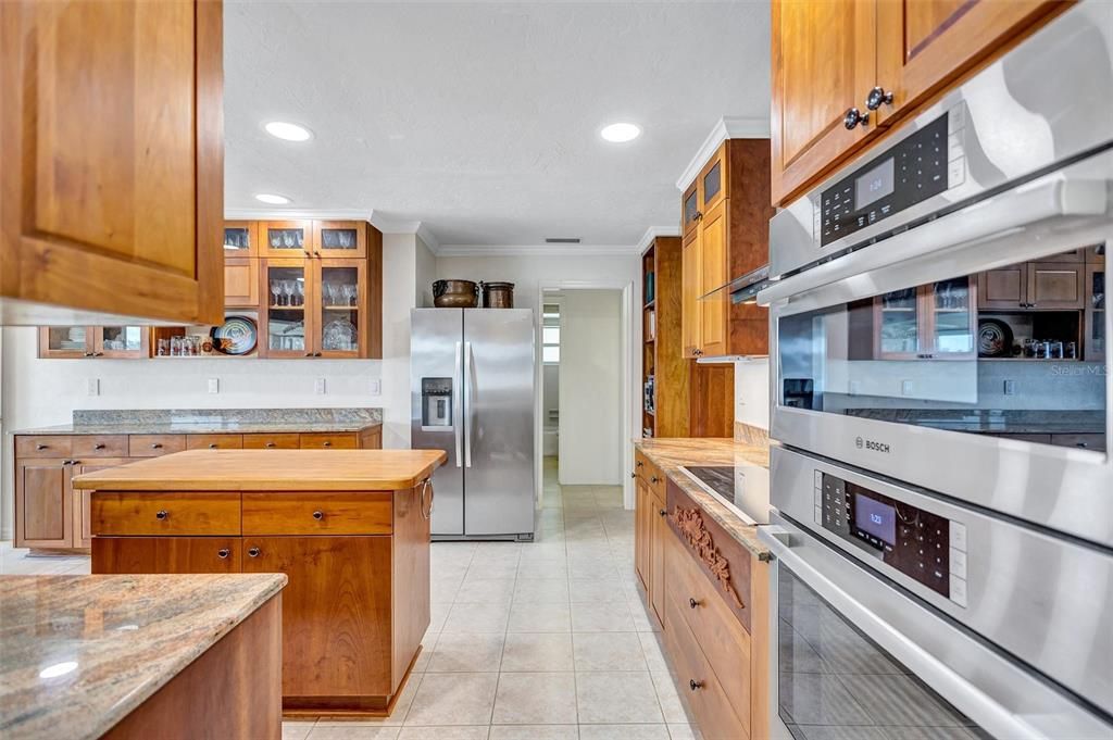 合同活跃: $1,595,000 (3 贝兹, 2 浴室, 2347 平方英尺)