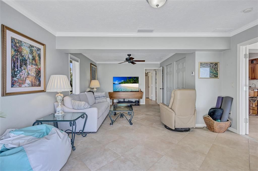 合同活跃: $1,595,000 (3 贝兹, 2 浴室, 2347 平方英尺)