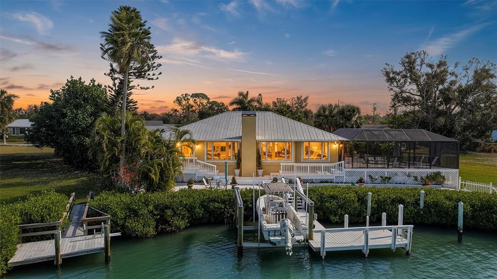 合同活跃: $1,595,000 (3 贝兹, 2 浴室, 2347 平方英尺)