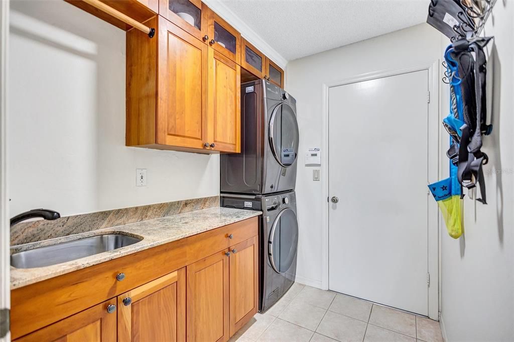 合同活跃: $1,595,000 (3 贝兹, 2 浴室, 2347 平方英尺)