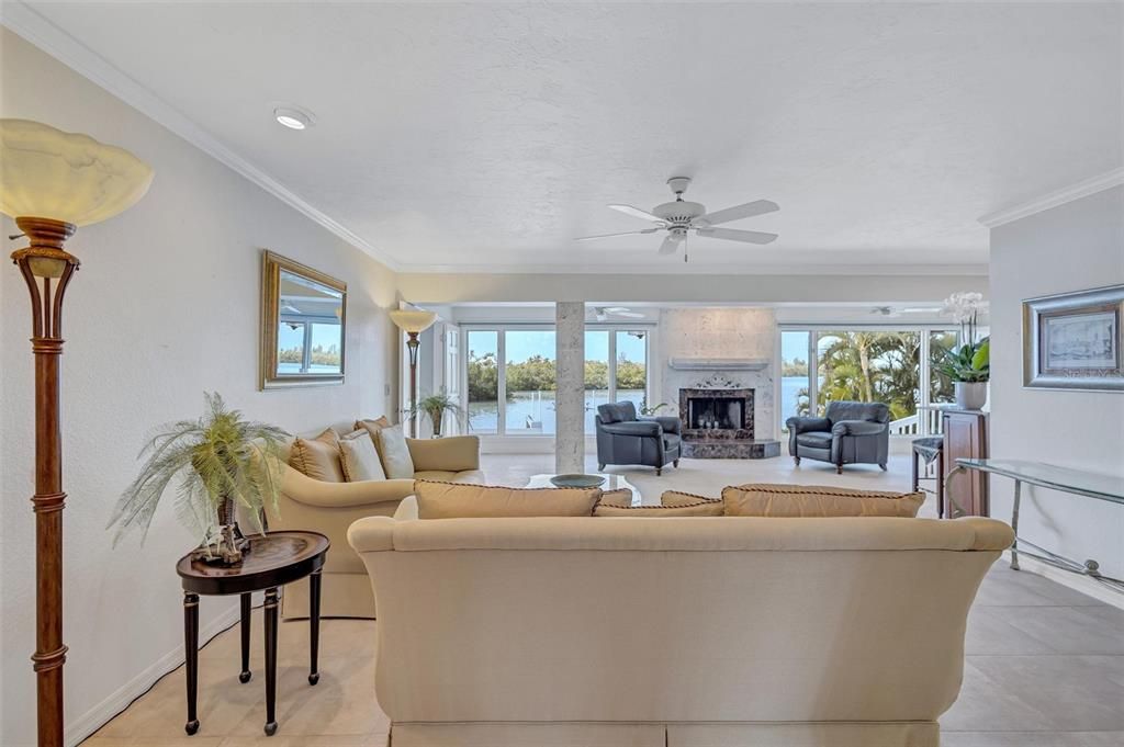 合同活跃: $1,595,000 (3 贝兹, 2 浴室, 2347 平方英尺)