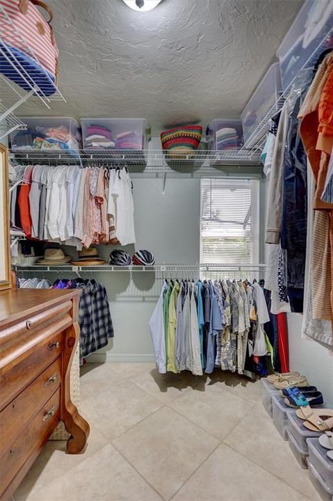 合同活跃: $1,595,000 (3 贝兹, 2 浴室, 2347 平方英尺)