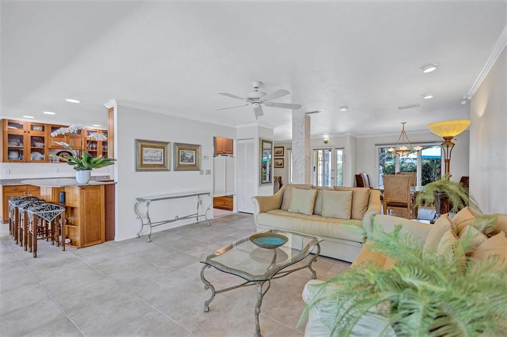 合同活跃: $1,595,000 (3 贝兹, 2 浴室, 2347 平方英尺)